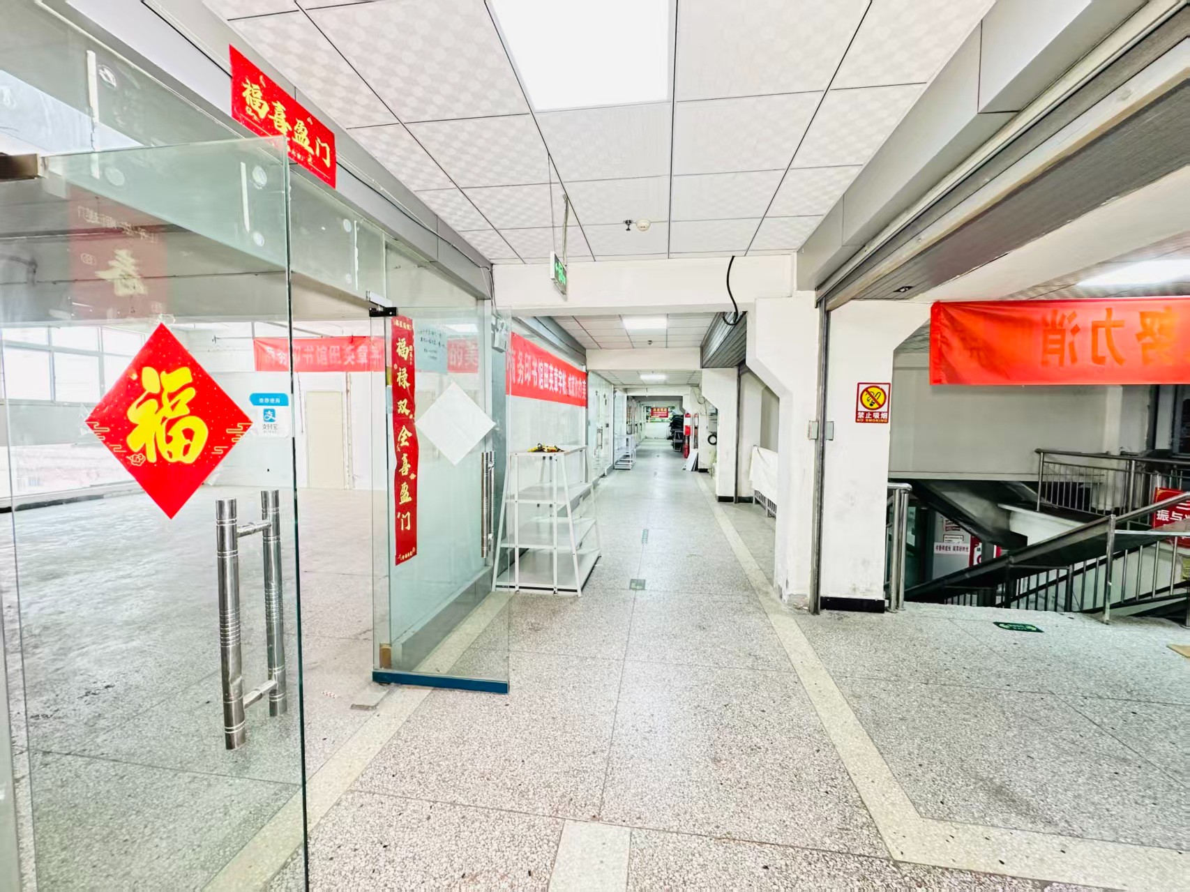 新西一街灵活办公空间，满足企业不同发展阶段需求 ✨ 商业配套完善，助力企业快速成长 ✨ AI产业资源链接，共建创新生态 ✨ 办公、展示、运营一体化空间  现在入驻，抢占AI产业发展新赛道！