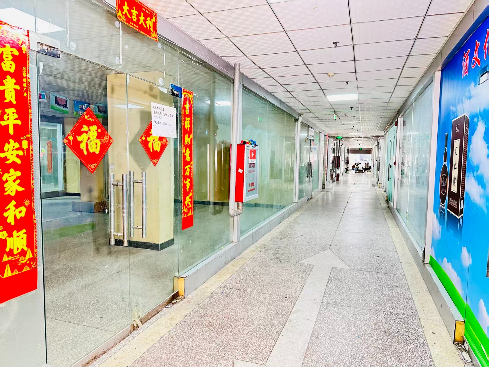新西一街园区位于洛阳市老城区春都路商贸核心区域，周边商业氛围成熟，交通便利，配套完善。依托传统副食品商贸资源，园区具备良好的经营基础和人气优势，是企业办公、商品展示、批发零售及创业发展的理想选择。