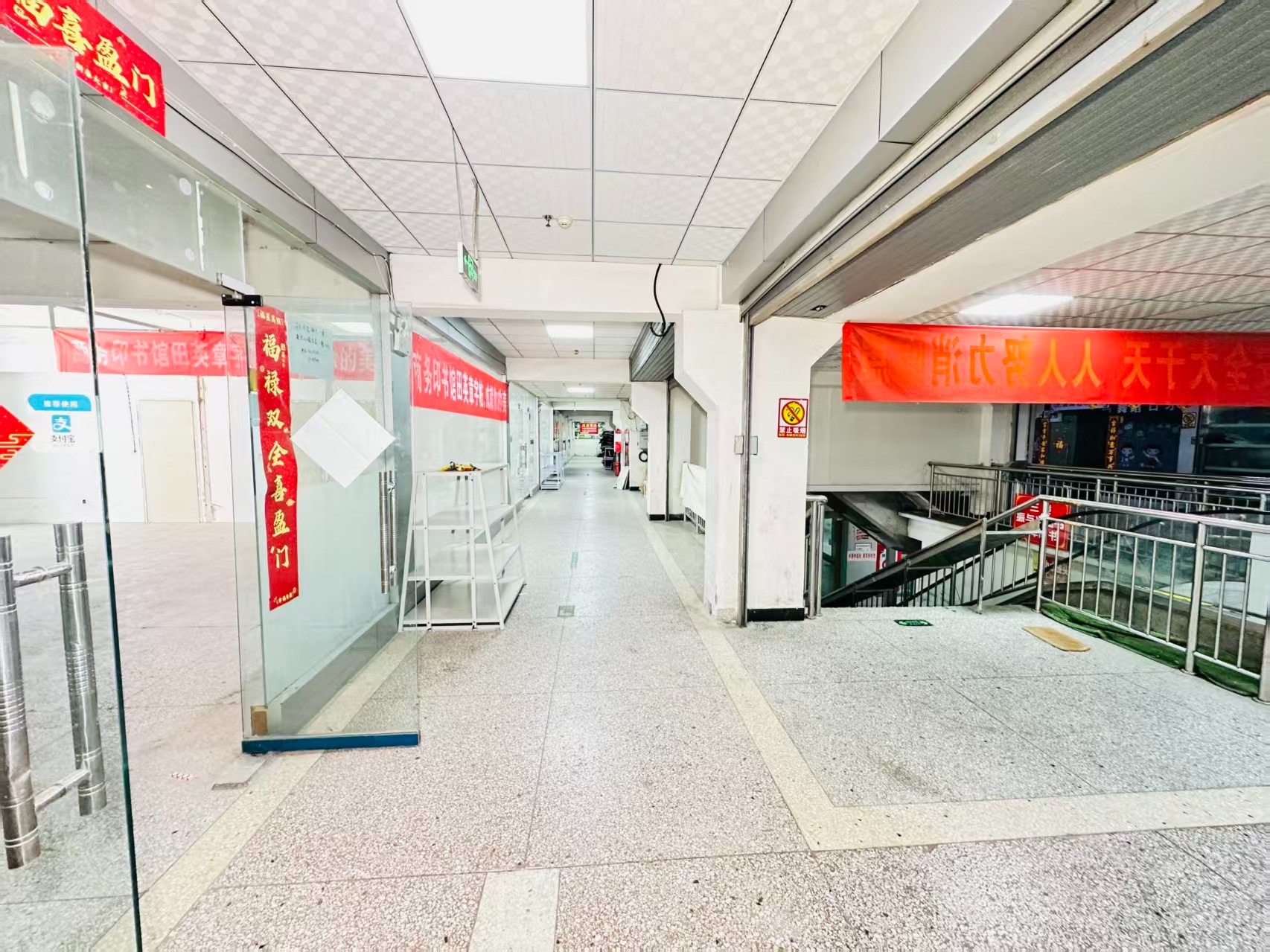 新西一街引入人工智能技术应用场景，推动AI与商业、零售、电商、企业服务等领域融合发展。